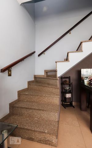 Casa à venda com 93m², 2 quartos e 3 vagas Casa à venda com 93m², 2 quartos e 3 vagasEscada