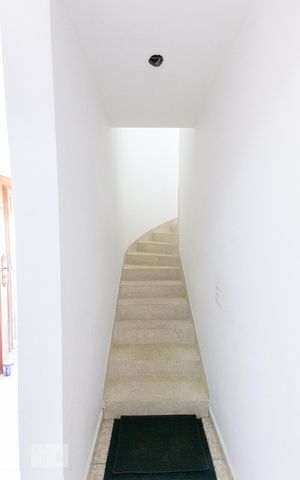 Casa à venda com 600m², 3 quartos e 6 vagasEscada