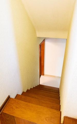 Casa à venda com 600m², 3 quartos e 6 vagasEscada