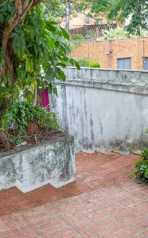 Casa à venda com 296m², 3 quartos e 3 vagasEscada frente