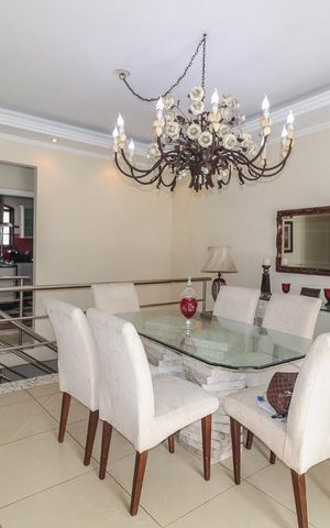 Casa de condomínio à venda com 800m², 5 quartos e 4 vagas Casa de condomínio à venda com 800m², 5 quartos e 4 vagasSala