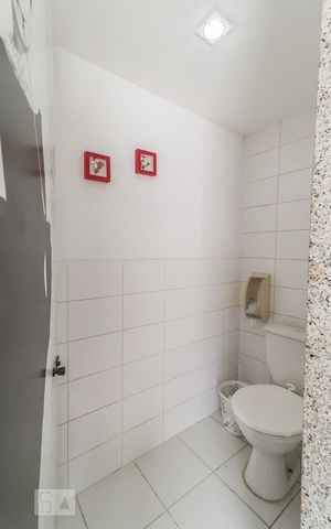 Casa de condomínio à venda com 800m², 5 quartos e 4 vagas Casa de condomínio à venda com 800m², 5 quartos e 4 vagasBanheiros da Área Externa Coberta 3º Andar Inferior