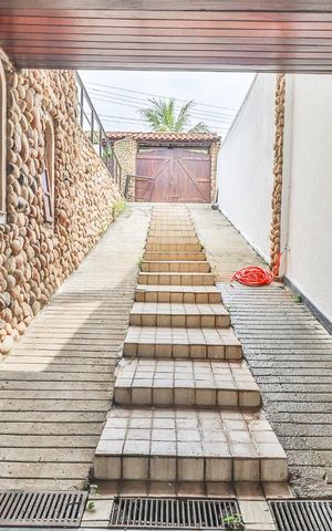 Casa de condomínio à venda com 800m², 5 quartos e 4 vagas Casa de condomínio à venda com 800m², 5 quartos e 4 vagasRampa da Garagem