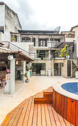 Casa de condomínio à venda com 800m², 5 quartos e 4 vagas Casa de condomínio à venda com 800m², 5 quartos e 4 vagasFachada