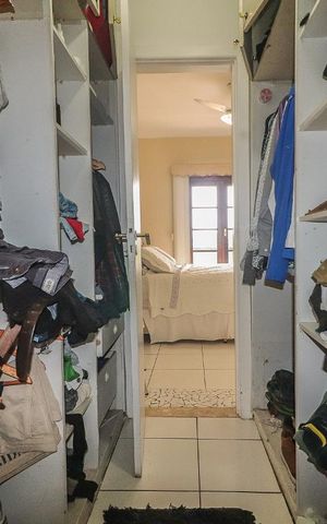 Casa de condomínio à venda com 800m², 5 quartos e 4 vagas Casa de condomínio à venda com 800m², 5 quartos e 4 vagasQuarto 3 - Suíte / Closet