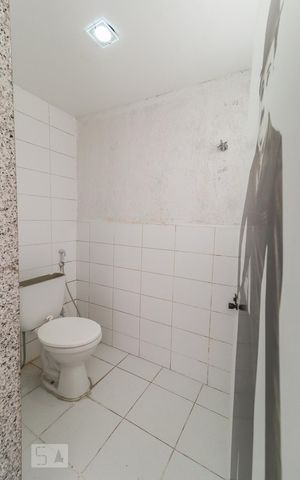 Casa de condomínio à venda com 800m², 5 quartos e 4 vagas Casa de condomínio à venda com 800m², 5 quartos e 4 vagasBanheiros da Área Externa Coberta 3º Andar Inferior