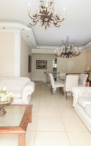 Casa de condomínio à venda com 800m², 5 quartos e 4 vagas Casa de condomínio à venda com 800m², 5 quartos e 4 vagasSala