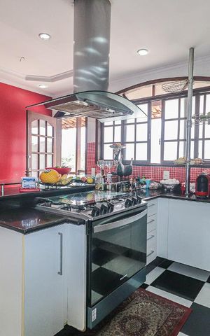 Casa de condomínio à venda com 800m², 5 quartos e 4 vagas Casa de condomínio à venda com 800m², 5 quartos e 4 vagasCozinha