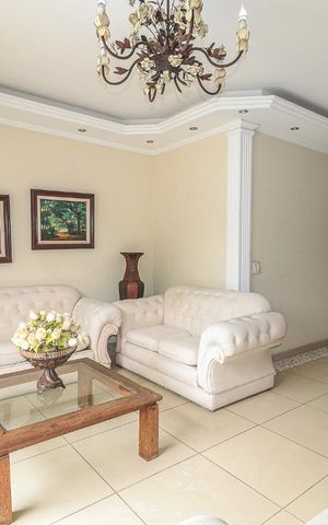 Casa de condomínio à venda com 800m², 5 quartos e 4 vagas Casa de condomínio à venda com 800m², 5 quartos e 4 vagasSala