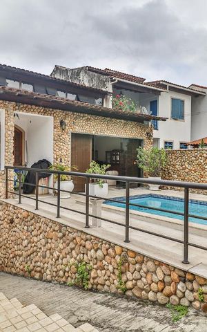 Casa de condomínio à venda com 800m², 5 quartos e 4 vagas Casa de condomínio à venda com 800m², 5 quartos e 4 vagasHall de Entrada, Garagem e Piscina