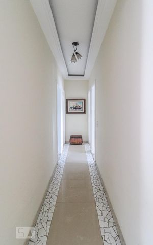 Casa de condomínio à venda com 800m², 5 quartos e 4 vagas Casa de condomínio à venda com 800m², 5 quartos e 4 vagasCorredor