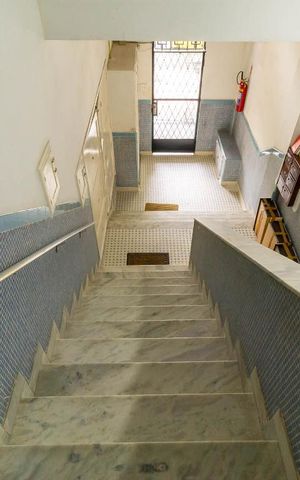 Apartamento à venda com 78m², 2 quartos e sem vaga Apartamento à venda com 78m², 2 quartos e sem vagaEscada