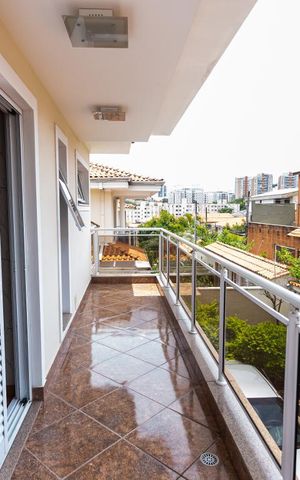 Casa à venda com 320m², 4 quartos e 4 vagas Casa à venda com 320m², 4 quartos e 4 vagasVaranda