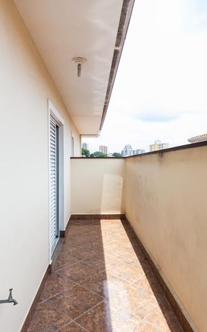 Casa à venda com 320m², 4 quartos e 4 vagas Casa à venda com 320m², 4 quartos e 4 vagasVaranda