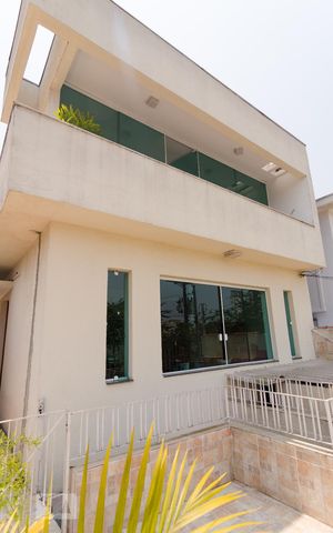 Casa à venda com 200m², 6 quartos e 3 vagasFachada