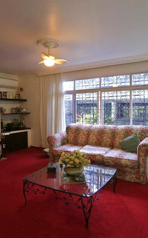 Casa à venda com 260m², 3 quartos e 2 vagasSala