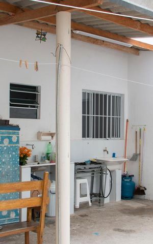 Casa à venda com 242m², 2 quartos e 2 vagasÁrea externa
