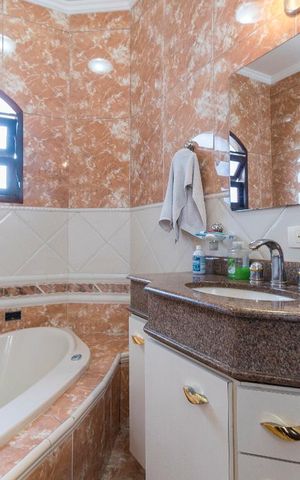Casa para alugar com 240m², 3 quartos e 2 vagas Casa para alugar com 240m², 3 quartos e 2 vagasBanheiro da Suíte 1