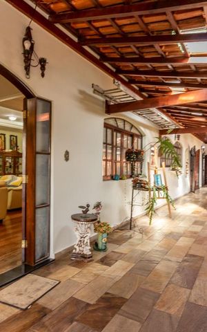 Casa à venda com 500m², 4 quartos e 7 vagas Casa à venda com 500m², 4 quartos e 7 vagasCorredor superior