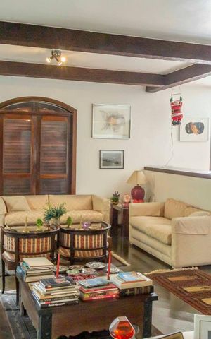 Casa à venda com 436m², 4 quartos e 4 vagasSala