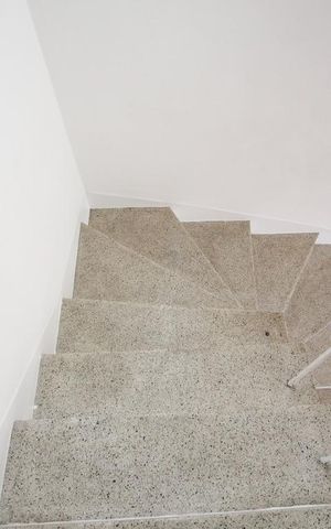 Casa à venda com 133m², 3 quartos e 1 vaga Casa à venda com 133m², 3 quartos e 1 vagaSala - Escada