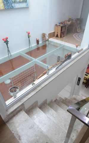 Casa à venda com 93m², 3 quartos e 2 vagasEscada