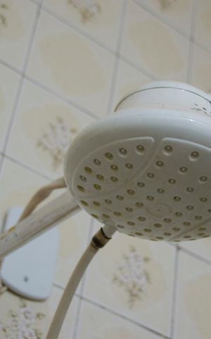 Apartamento para alugar com 90m², 3 quartos e sem vaga Apartamento para alugar com 90m², 3 quartos e sem vagaDetalhe chuveiro elétrico
