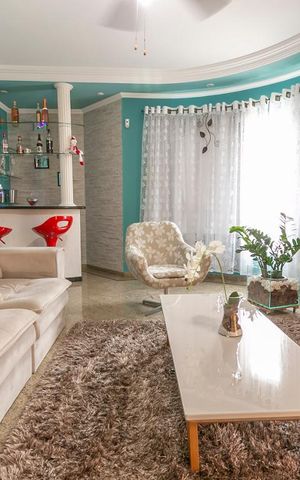 Casa à venda com 195m², 3 quartos e 3 vagasSala