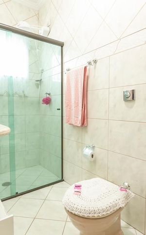 Casa à venda com 195m², 3 quartos e 3 vagasBanheiro da Suíte 2