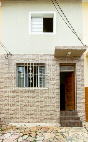 Casa à venda com 70m², 2 quartos e 1 vaga Casa à venda com 70m², 2 quartos e 1 vagaFachada