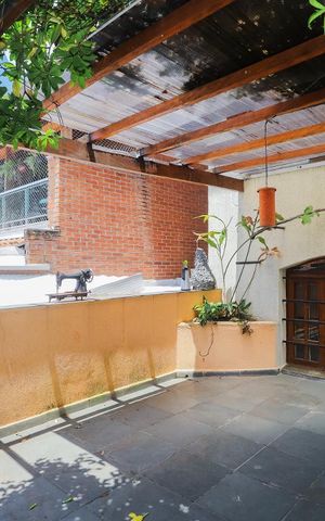 Casa à venda com 420m², 4 quartos e 4 vagas Casa à venda com 420m², 4 quartos e 4 vagasVaranda