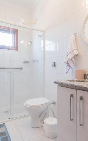 Casa à venda com 200m², 3 quartos e 2 vagas Casa à venda com 200m², 3 quartos e 2 vagasBanheiro 1