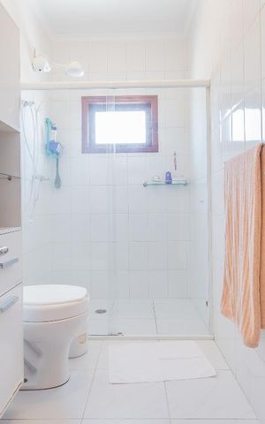 Casa à venda com 200m², 3 quartos e 2 vagas Casa à venda com 200m², 3 quartos e 2 vagasBanheiro Suíte