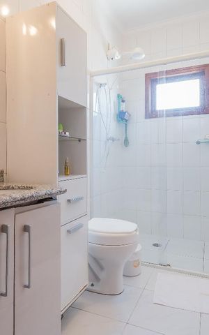 Casa à venda com 200m², 3 quartos e 2 vagas Casa à venda com 200m², 3 quartos e 2 vagasBanheiro Suíte