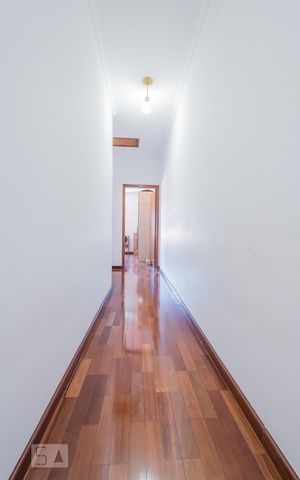 Casa à venda com 200m², 3 quartos e 2 vagas Casa à venda com 200m², 3 quartos e 2 vagasCorredor
