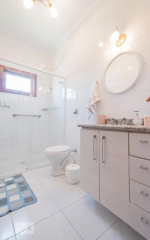 Casa à venda com 200m², 3 quartos e 2 vagas Casa à venda com 200m², 3 quartos e 2 vagasBanheiro 1