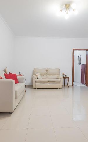 Casa à venda com 200m², 3 quartos e 2 vagas Casa à venda com 200m², 3 quartos e 2 vagasSala
