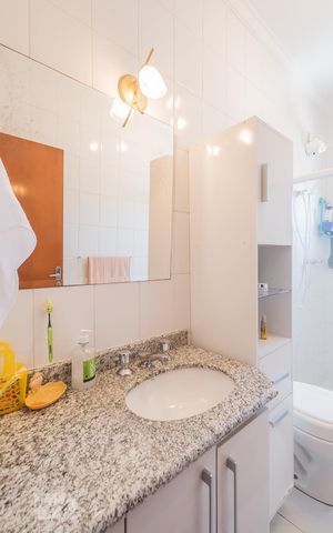 Casa à venda com 200m², 3 quartos e 2 vagas Casa à venda com 200m², 3 quartos e 2 vagasBanheiro Suíte
