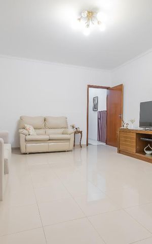Casa à venda com 200m², 3 quartos e 2 vagas Casa à venda com 200m², 3 quartos e 2 vagasSala
