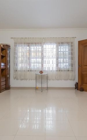 Casa à venda com 200m², 3 quartos e 2 vagas Casa à venda com 200m², 3 quartos e 2 vagasSala