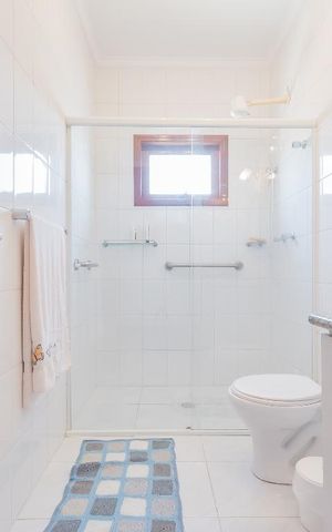 Casa à venda com 200m², 3 quartos e 2 vagas Casa à venda com 200m², 3 quartos e 2 vagasBanheiro 1