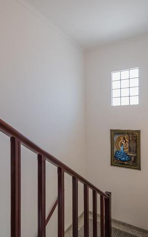 Casa à venda com 200m², 3 quartos e 2 vagas Casa à venda com 200m², 3 quartos e 2 vagasEscada