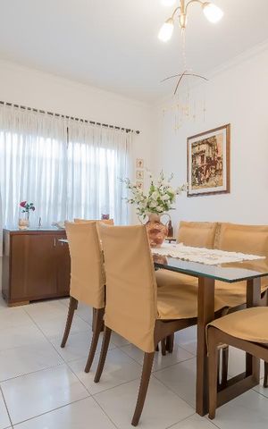 Casa à venda com 200m², 3 quartos e 2 vagas Casa à venda com 200m², 3 quartos e 2 vagasSala de Jantar