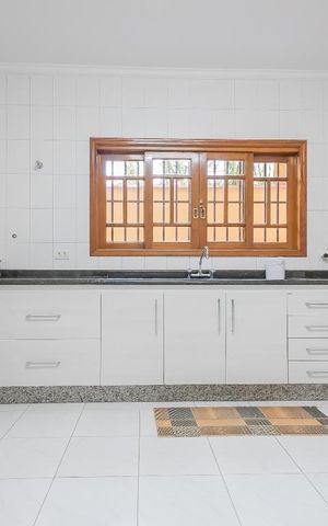 Casa à venda com 200m², 3 quartos e 2 vagas Casa à venda com 200m², 3 quartos e 2 vagasCozinha