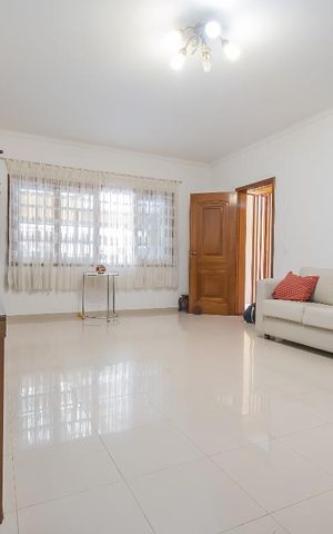Casa à venda com 200m², 3 quartos e 2 vagas Casa à venda com 200m², 3 quartos e 2 vagasSala
