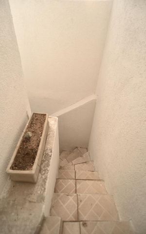 Casa à venda com 76m², 3 quartos e sem vagaEscada para o sub-solo