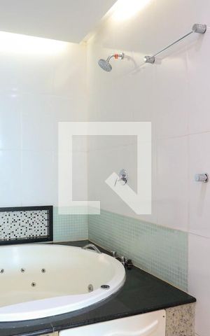 Apartamento à venda com 209m², 2 quartos e 2 vagas Apartamento à venda com 209m², 2 quartos e 2 vagasBanheiro da Suíte