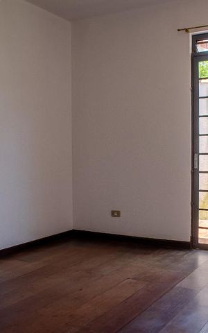 Casa à venda com 264m², 4 quartos e 2 vagas Casa à venda com 264m², 4 quartos e 2 vagasSala