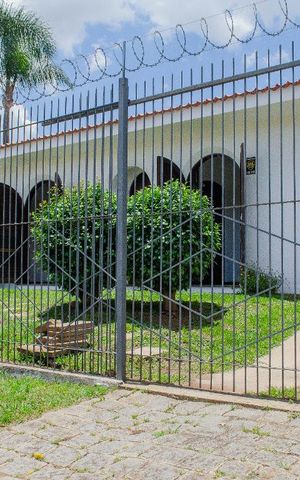 Casa à venda com 264m², 4 quartos e 2 vagas Casa à venda com 264m², 4 quartos e 2 vagasFachada