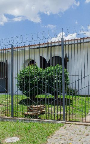 Casa à venda com 264m², 4 quartos e 2 vagas Casa à venda com 264m², 4 quartos e 2 vagasFachada